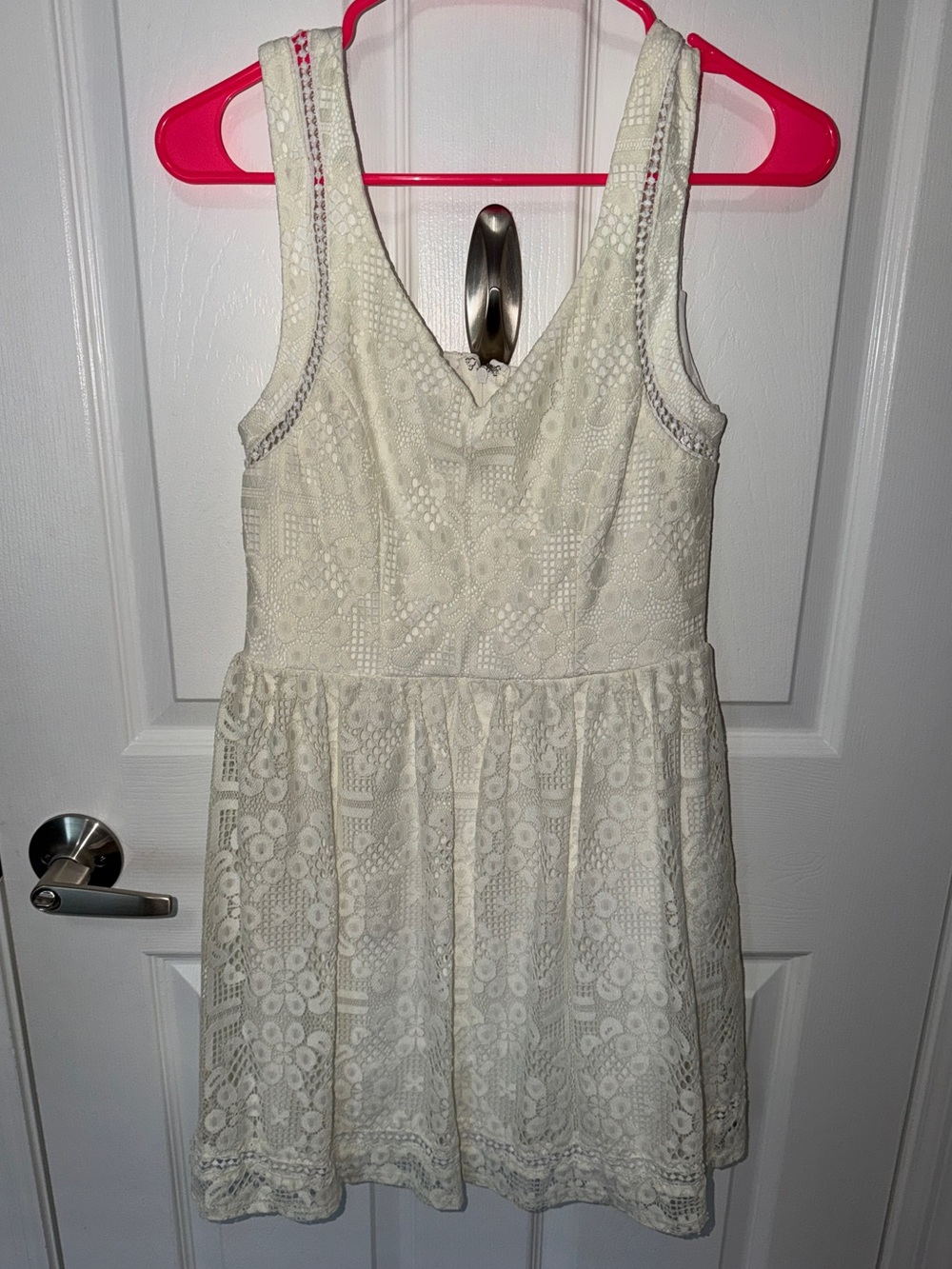 Wome's Size 7 White Lace Fitted Formal Dress